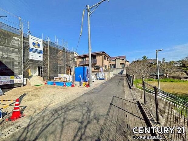 前面道路から撮影した現地写真です♪