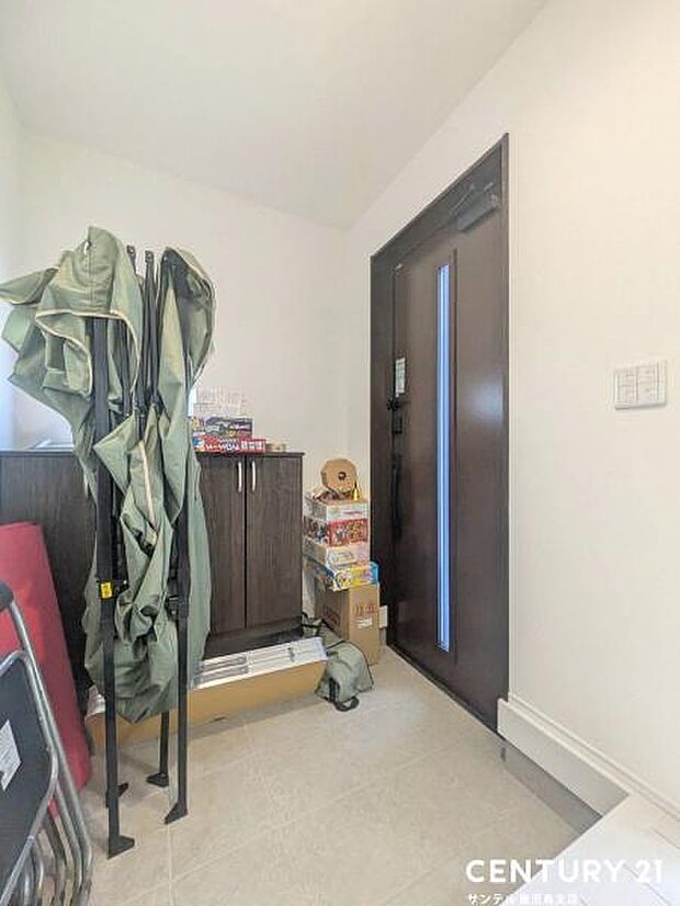 ご新居への出入り口になる明るい玄関には、たくさんの靴を収納できるシューズボックスが付いております♪いつも清潔感のあるすっきりとした玄関スペースを確保できますよ♪