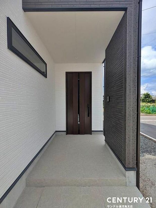 セキュリティ面でも安心なダブルロックドア玄関です♪屋根があるので、ちょっとした雨の日でも焦ることなく鍵や傘の開け閉めができます♪