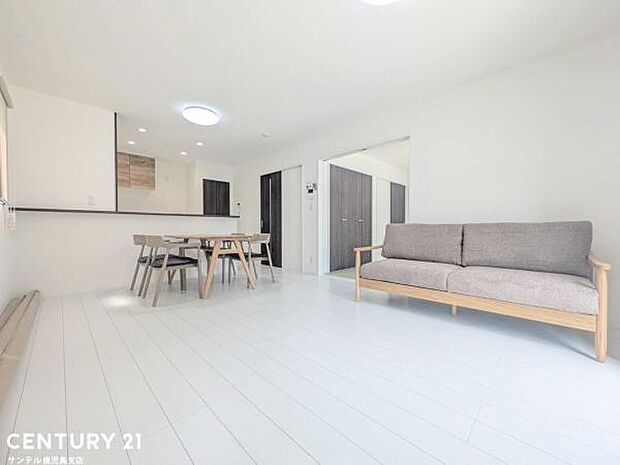 15.6帖のリビングです♪カウンターキッチンからリビングにいるご家族やお子様の様子が見えるので、コミュニケーションがとりながら、ご家族の大切な時間を共有できるリビングスペースです♪