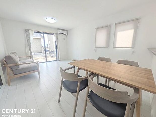 15.6帖のリビングです♪明るく落ち着きのあるリビング♪ダイニングスペースも含めてゆとりのある空間で、ご家族でお食事や団らんしたり、ゆったりとしたご家族の時間を過ごせます♪エアコン1台付いています♪
