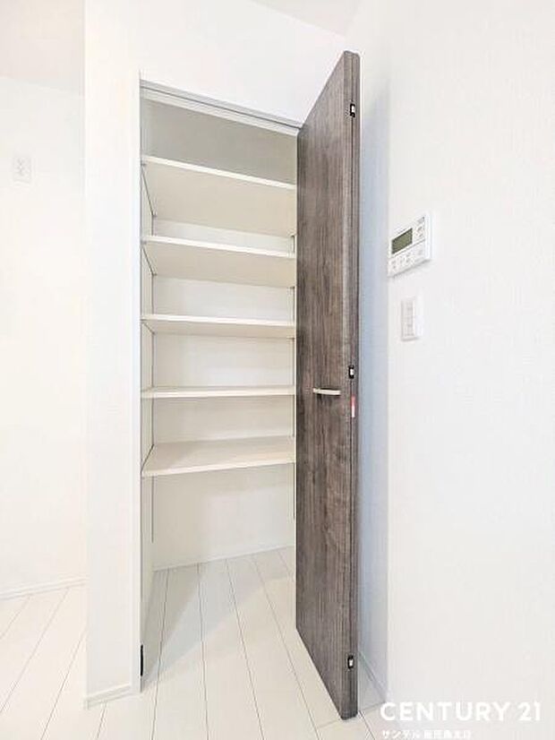 キッチンにあるパントリーです♪食器類も収納出来、調味料やレトルト食品なども保管出来る便利な作りとなっています!