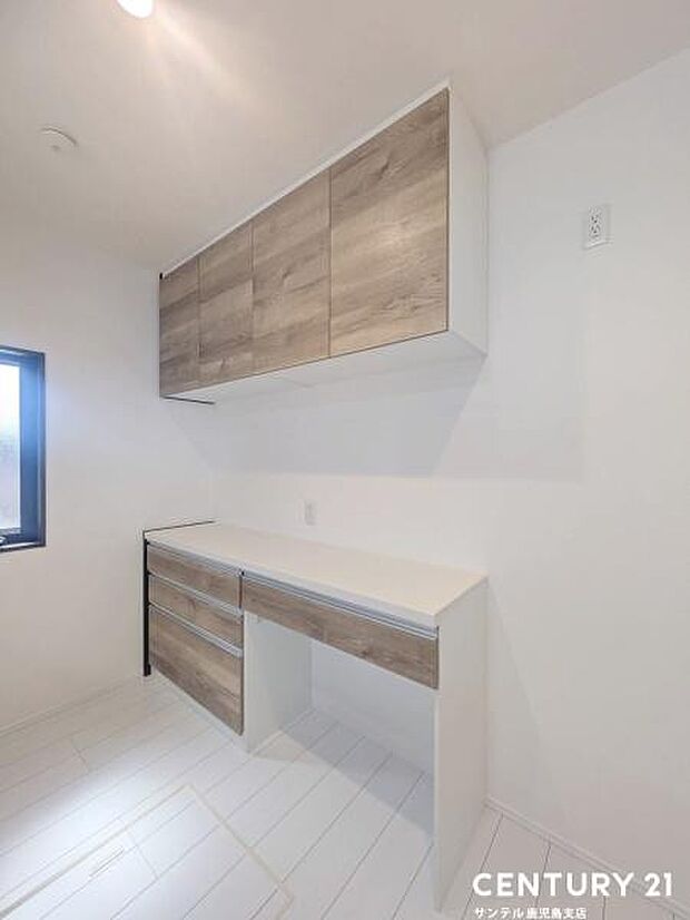 キッチンには収納力に優れたカップボードが付いており食器キッチン道具なども収納できるので良いですね♪