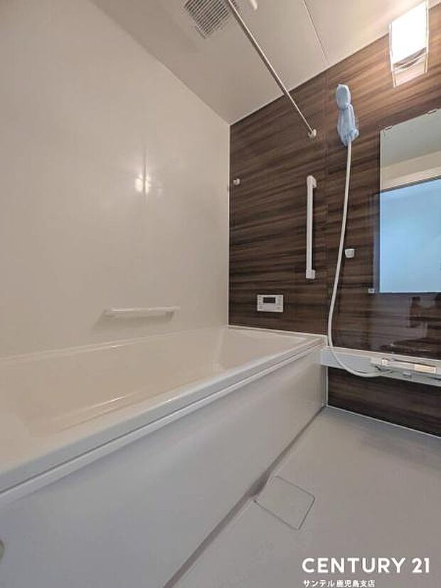 1日の疲れもゆっくり取ることのできる広々としたシステムバス♪浴室乾燥、涼風、暖房、換気システムが付いておりますので、快適なバスタイムを過ごせます♪