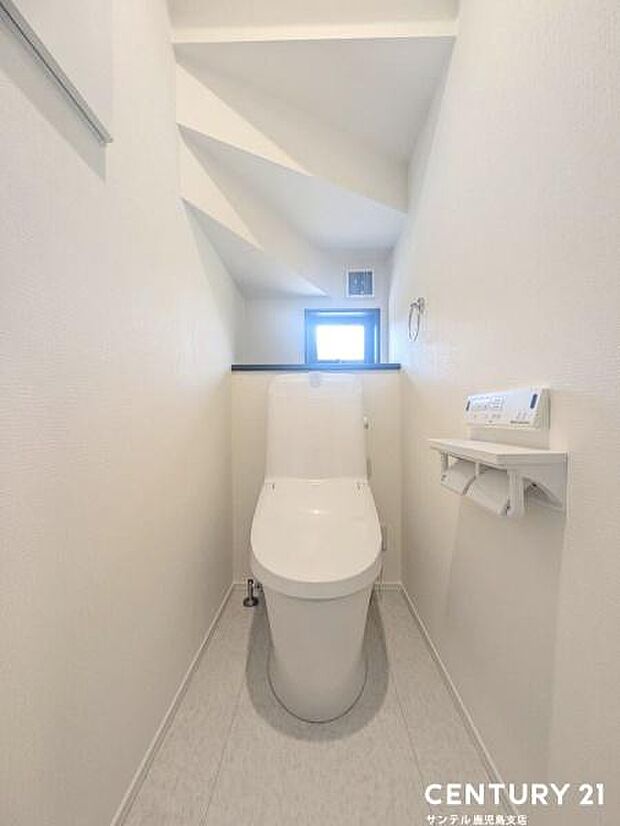 ウォシュレットが付いた広々として落ち着いた空間のお手洗いになります♪