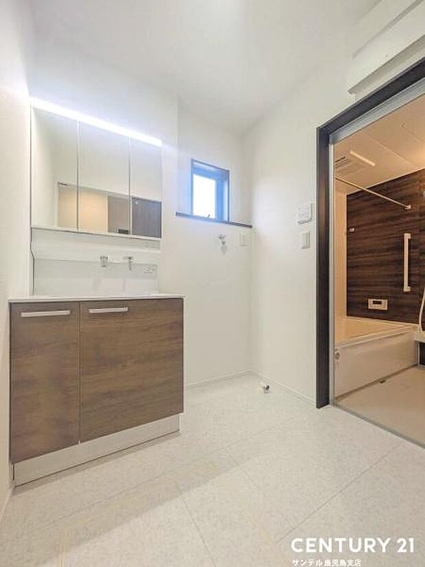 窓の付いた清潔感のあるシンプルな洗面脱衣所♪洗面台は、三面鏡の裏も収納スペースが付いており、シャワーヘッド付き!