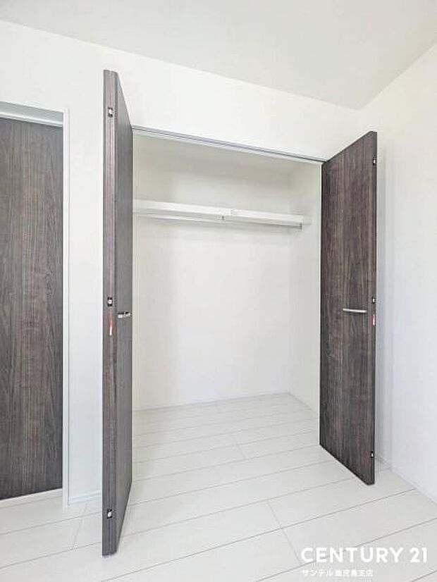 6帖洋室のクローゼットです♪丈の長いコートやお子様の制服、スーツなど収納でき、お洋服選びが楽しくなりますね♪