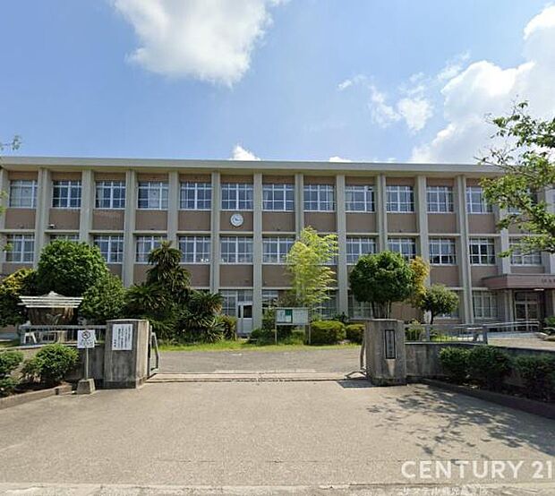 霧島市立隼人中学校まで1200m