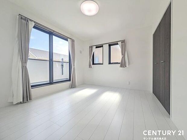 7帖の洋室です♪バルコニーとつながる洋室となっており、しっかり日が差し込みますので気持ちの良い目覚めができる素敵なお部屋です♪