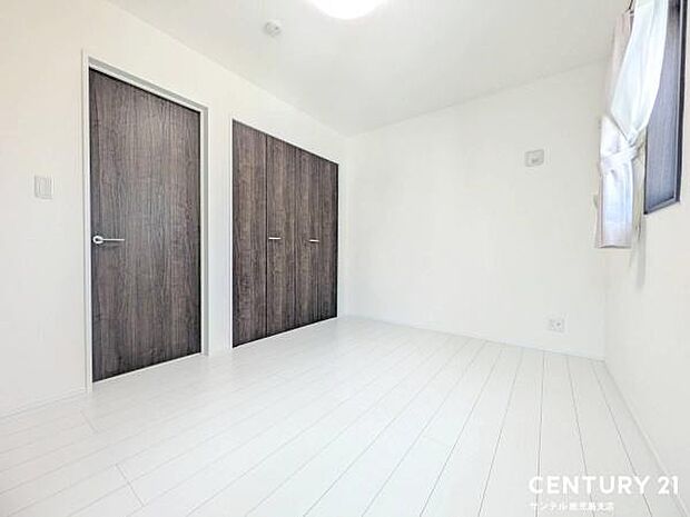 6帖の洋室です♪しっかり日が差し込みますので気持ちの良い目覚めができる素敵な洋室になります♪子供部屋にも十分使える仕様の洋室になっております♪