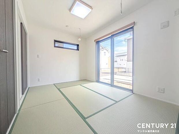 6帖の和室です♪リビング横に和室があることで和と洋の雰囲気を味わえ素敵な空間を演出でき、お子様の遊び部屋や客間としても利用できます♪室内干し金具が付いています♪