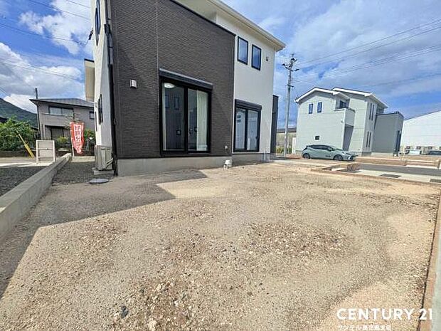 お休みの日は、お庭でガーデニングやDIYなどの趣味に没頭したり、ご家族でバーベキューをしたりと、自由に使える素敵なスペースです♪