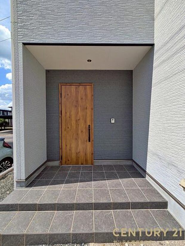 セキュリティ面でも安心なダブルロックドア玄関です♪屋根があるので、ちょっとした雨の日でも焦ることなく鍵や傘の開け閉めができます♪