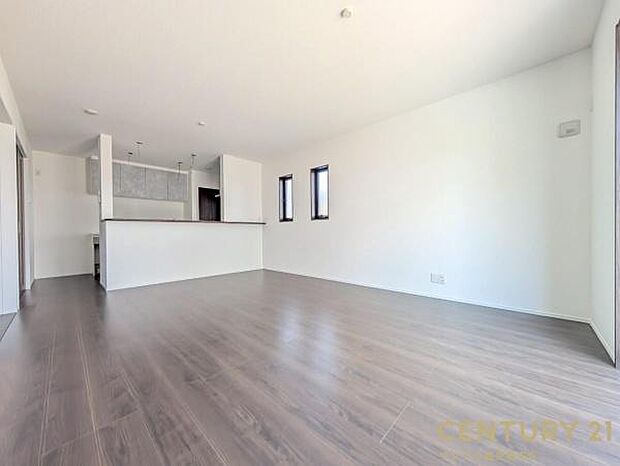 15.6帖のリビングです♪カウンターキッチンからリビングにいるご家族やお子様の様子が見えるので、コミュニケーションがとりながら、ご家族の大切な時間を共有できるリビングスペースです♪