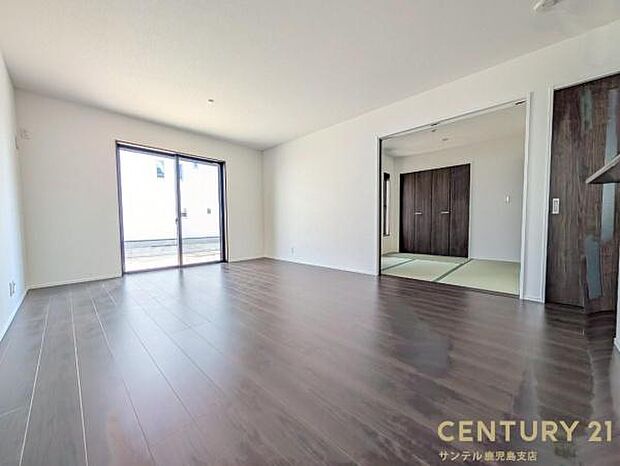 15.6帖のリビングです♪明るく、落ち着きのあるリビング♪ダイニングスペースも含めてゆとりのあるスペースで、ご家族でお食事や団らんしたり、ゆったりとしたご家族の時間を過ごせます♪