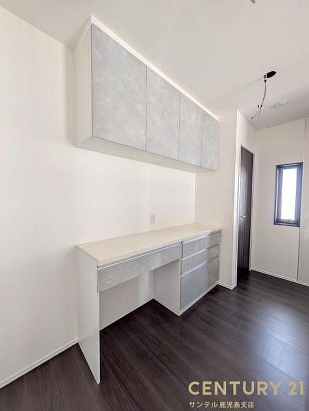 キッチン背面にカップボードあり！電子レンジや炊飯器、たくさんの食器類を収納出来る備え付けの食器棚が付いております♪追加で食器棚を購入する必要が無いので助かりますね♪