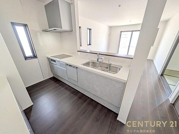 キッチンの天板には人工大理石を使用し、メンテナンスも楽です♪食器洗乾燥機を標準装備♪キッチンから、リビングにいるご家族と会話を楽しみながらお料理が出来ます♪