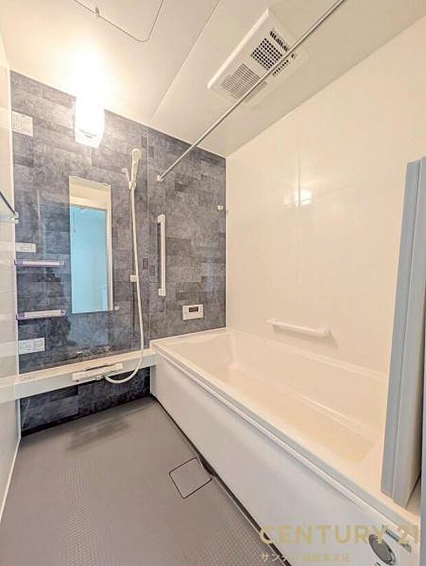 1日の疲れもゆっくり取ることのできる広々としたシステムバス♪浴室乾燥、涼風、暖房、換気システムが付いておりますので、快適なバスタイムを過ごせます♪