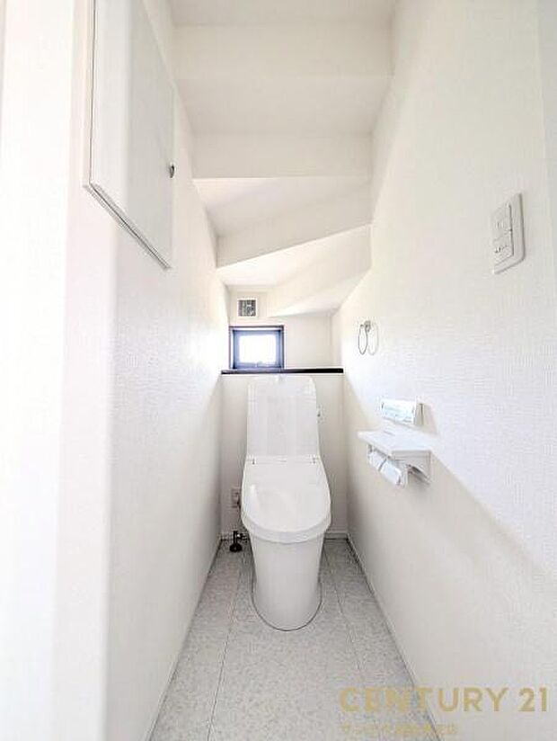 1階のウォシュレットが付いた広々として落ち着いた空間のお手洗いになります♪