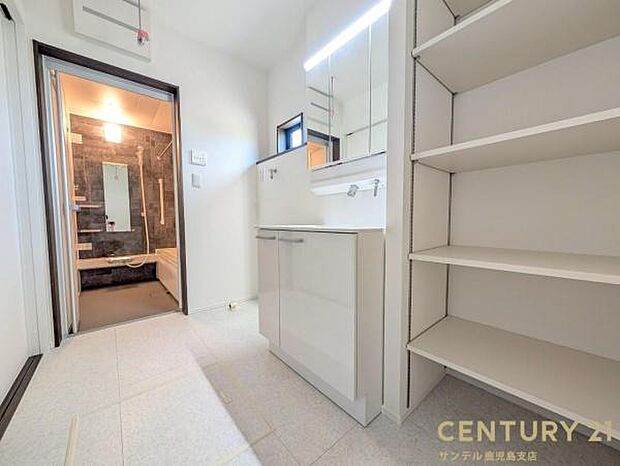 窓の付いた清潔感のあるシンプルな洗面脱衣所♪洗面台は三面鏡の裏も収納スペースが付いており、シャワーヘッド付き！収納スペースも付いています♪