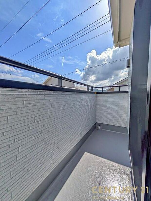 バルコニーで晴れた日は洗濯物やお布団などを干せますね♪