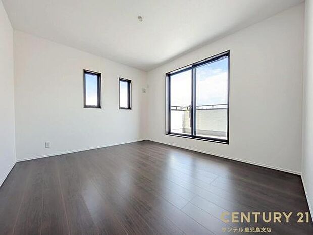 7帖の洋室です♪バルコニーとつながる洋室となっており、しっかり日が差し込みますので気持ちの良い目覚めができる素敵なお部屋です♪