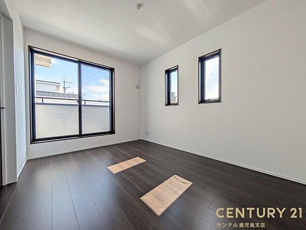 7帖の洋室です♪バルコニーとつながる洋室となっており、しっかり日が差し込みますので気持ちの良い目覚めができる素敵なお部屋です♪子供部屋にも十分使える仕様の洋室になっております♪