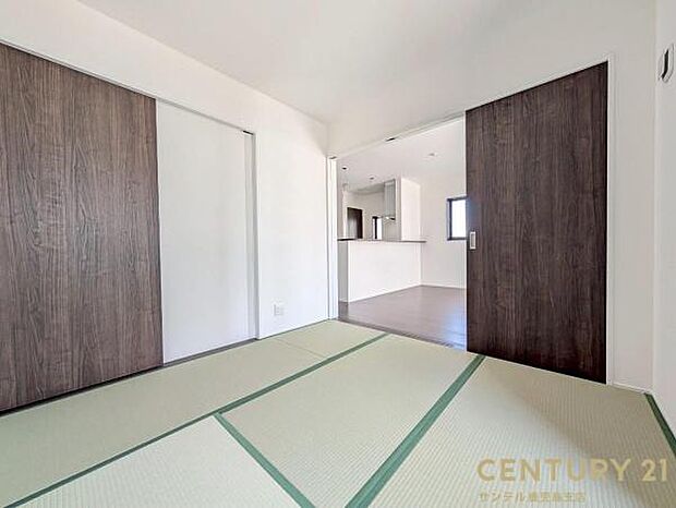 4.5帖の和室です♪リビング横に和室があることで和と洋の雰囲気を味わえ素敵な空間を演出でき、お子様の遊び部屋や客間としても利用できます♪