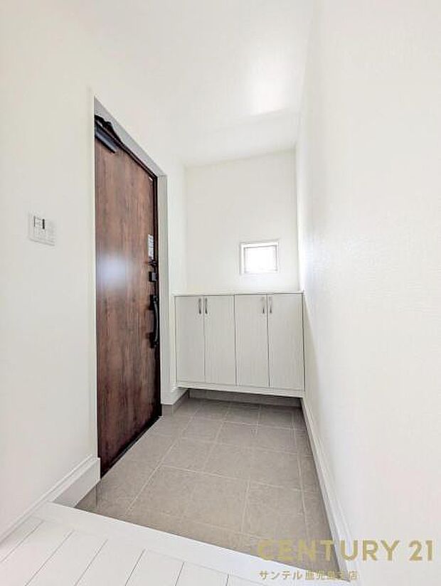 ご新居への出入り口になる明るい玄関には、靴を収納できるシューズボックスが付いております♪いつも清潔感のあるすっきりとした玄関スペースを確保できますよ♪