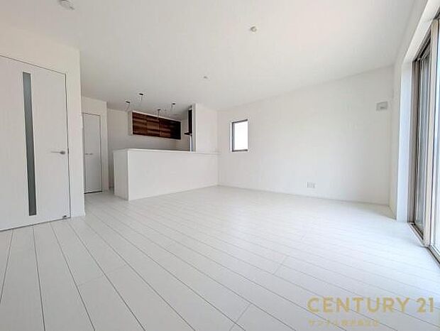 15.6帖のリビングです♪カウンターキッチンからリビングにいるご家族やお子様の様子が見えるので、コミュニケーションがとりながら、ご家族の大切な時間を共有できるリビングスペースです♪