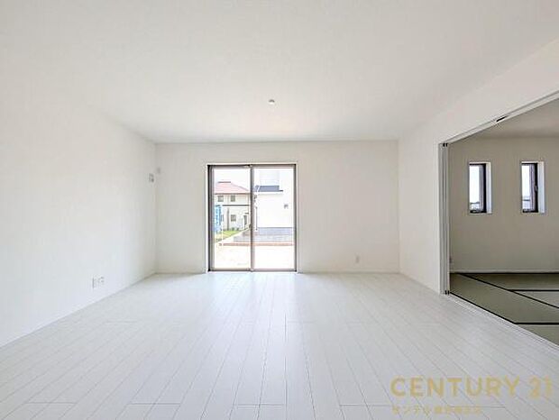 15.6帖のリビングです♪明るく、落ち着きのあるリビング♪ダイニングスペースも含めてゆとりのあるスペースで、ご家族でお食事や団らんしたり、ゆったりとしたご家族の時間を過ごせます♪