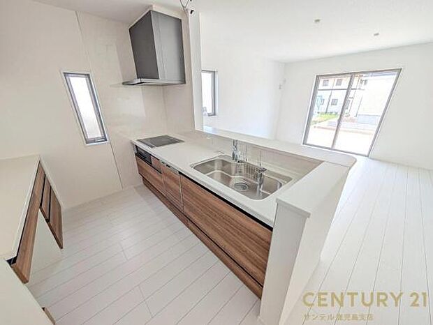 キッチンの天板には人工大理石を使用し、メンテナンスも楽です♪食器洗乾燥機を標準装備♪キッチンから、リビングにいるご家族と会話を楽しみながらお料理が出来ます♪