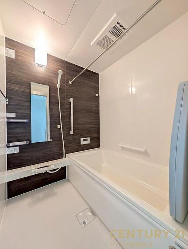 1日の疲れもゆっくり取ることのできる広々としたシステムバス♪浴室乾燥、涼風、暖房、換気システムが付いておりますので、快適なバスタイムを過ごせます♪