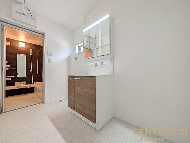 窓の付いた清潔感のあるシンプルな洗面脱衣所♪洗面台は、三面鏡の裏も収納スペースが付いており、シャワーヘッド付き！