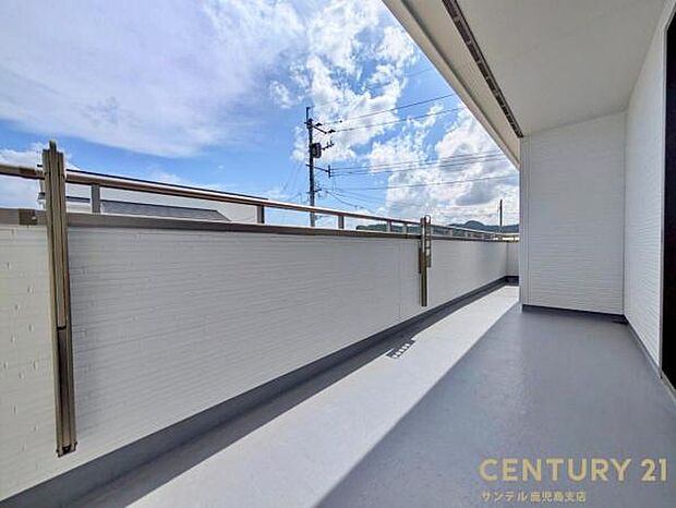 洗濯物干し金具が付いているので、ぽかぽかした天気の良い日は、洗濯物を外で干すことが出来ます♪