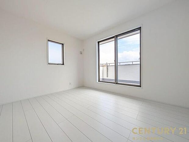 7帖の洋室です♪バルコニーとつながる洋室となっており、しっかり日が差し込みますので気持ちの良い目覚めができる素敵なお部屋です♪