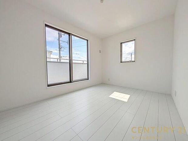 6帖の洋室です♪しっかり日が差し込みますので気持ちの良い目覚めができる素敵な洋室になります♪子供部屋にも十分使える仕様の洋室になっております♪