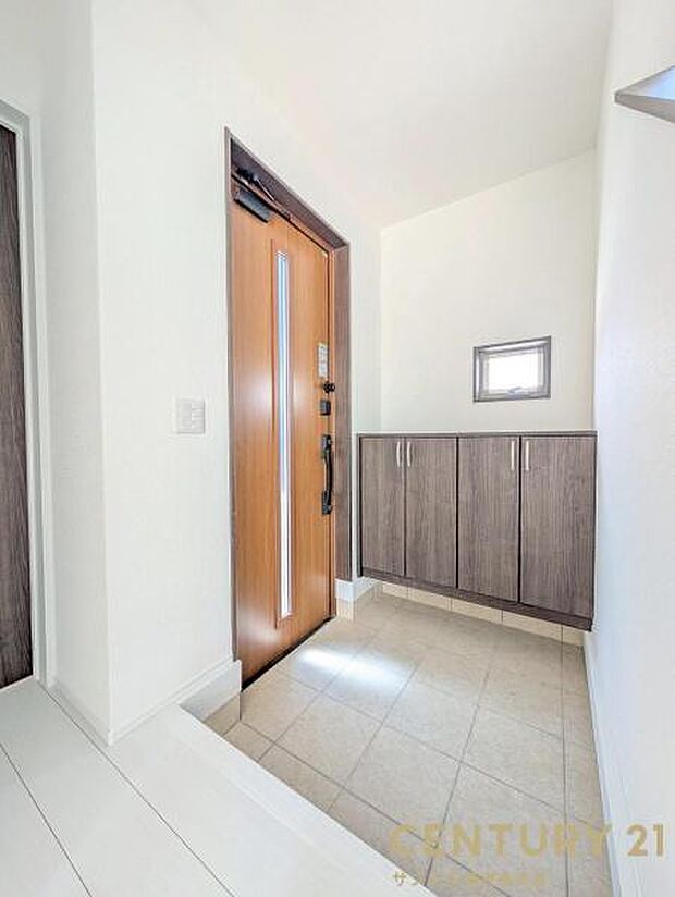 ご新居への出入り口になる明るい玄関には、靴を収納できるシューズボックスが付いております♪いつも清潔感のあるすっきりとした玄関スペースを確保できますよ♪