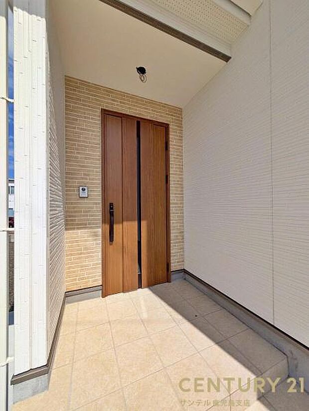 セキュリティ面でも安心なダブルロックドア玄関です♪屋根があるので、ちょっとした雨の日でも焦ることなく鍵や傘の開け閉めができます♪