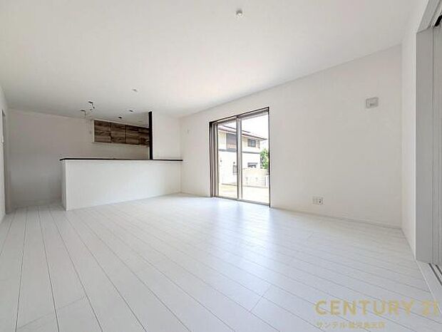 16帖の広々リビングです♪カウンターキッチンからリビングにいるご家族やお子様の様子が見えるので、コミュニケーションがとりながら、ご家族の大切な時間を共有できるリビングスペースです♪