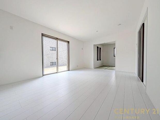 16帖のリビングです♪明るく、落ち着きのあるリビング♪ダイニングスペースも含めてゆとりのあるスペースで、ご家族でお食事や団らんしたり、ゆったりとしたご家族の時間を過ごせます♪