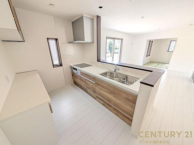 キッチンの天板には人工大理石を使用し、メンテナンスも楽です♪キッチンから、リビングにいるご家族と会話を楽しみながらお料理が出来ます♪