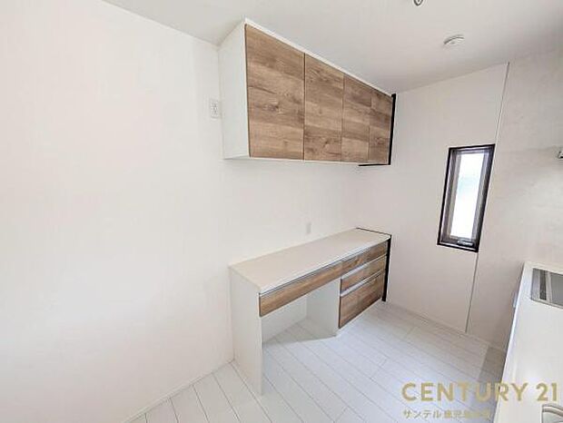 キッチン背面にカップボードあり!電子レンジや炊飯器、たくさんの食器類を収納出来る備え付けの食器棚が付いております♪追加で食器棚を購入する必要が無いので助かりますね♪