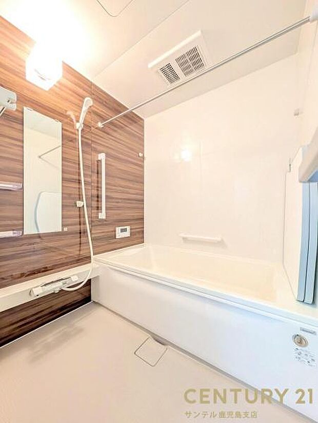 1日の疲れもゆっくり取ることのできる広々としたシステムバス♪浴室乾燥、涼風、暖房、換気システムが付いておりますので、快適なバスタイムを過ごせます♪