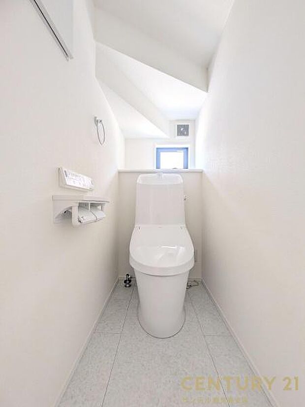 1階のウォシュレットが付いた広々として落ち着いた空間のお手洗いになります♪