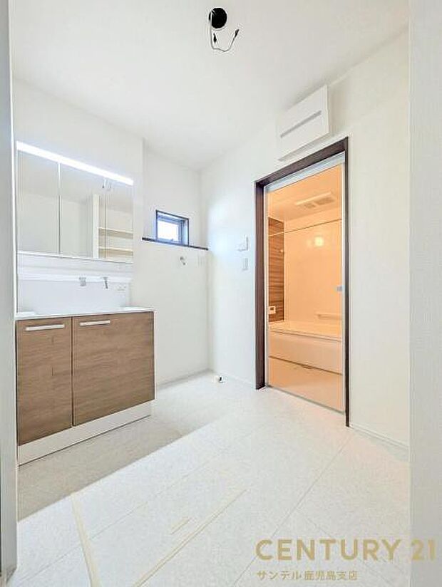 窓の付いた清潔感のあるシンプルな洗面脱衣所♪洗面台は、三面鏡の裏も収納スペースが付いており、シャワーヘッド付き!