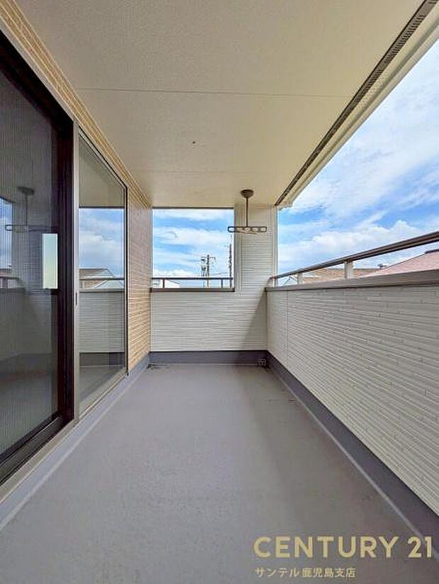 突然の雨や小雨でも安心して洗濯物を干せる広々としたインナーバルコニー♪洗濯物干し金具が付いております♪