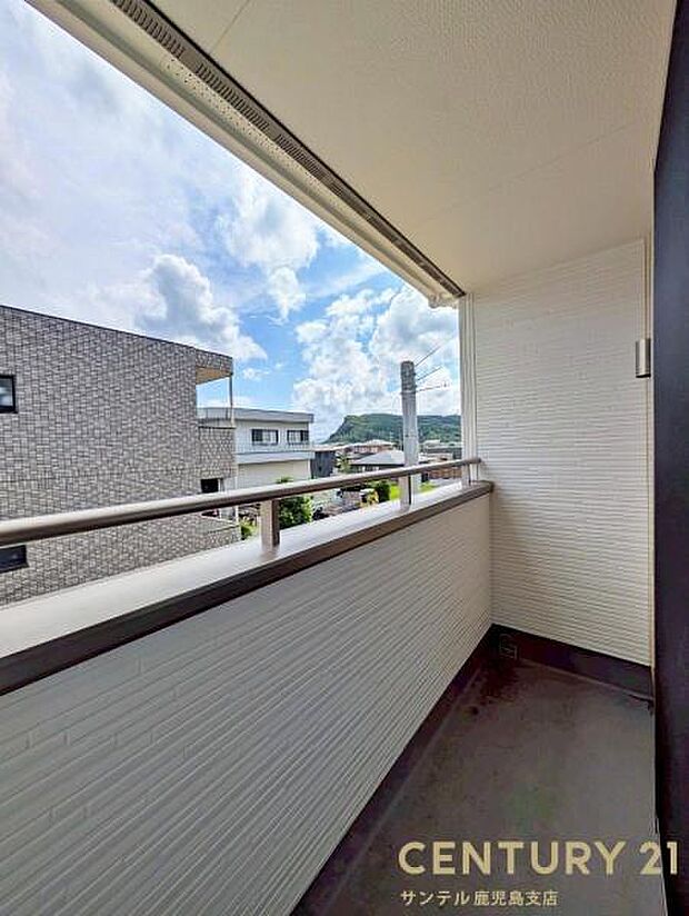 バルコニーで晴れた日は洗濯物やお布団などを干せますね♪