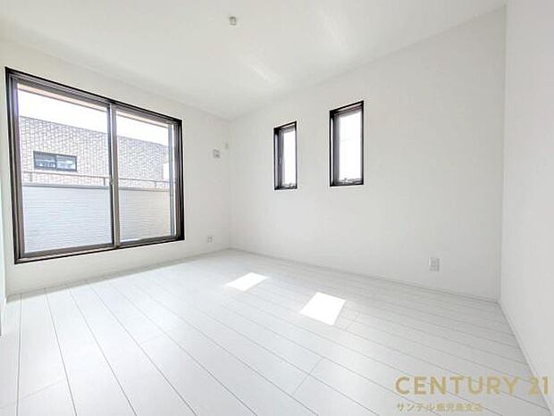 6帖の洋室です♪しっかり日が差し込みますので気持ちの良い目覚めができる素敵な洋室になります♪子供部屋にも十分使える仕様の洋室になっております♪