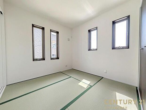 5帖の和室です♪リビング横に和室があることで和と洋の雰囲気を味わえ素敵な空間を演出でき、お子様の遊び部屋や客間としても利用できます♪